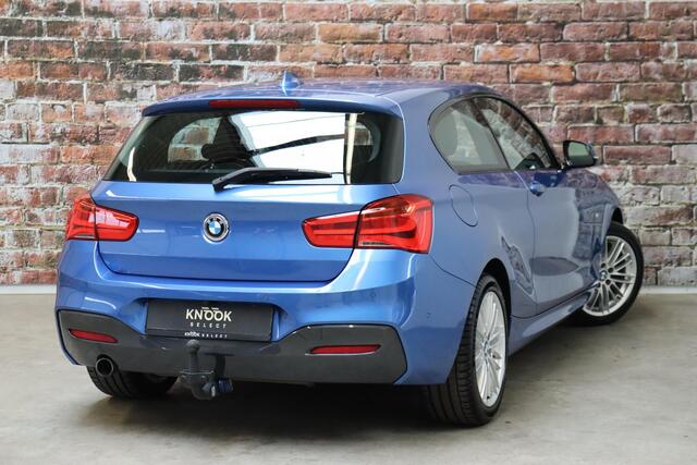 BMW 1-SERIE 118i High Executive M Sport Pakket Automaat 3 deur / Navigatiesysteem Professional / Achteruitrijcamera / Shadow Line / Stoelverwarming / Cruise Control / Lichtpakket / Parkeersensoren voor+achter / LED / Trekhaak