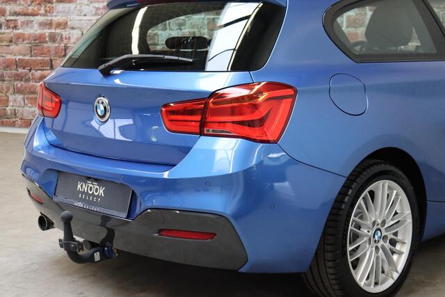 BMW 1-SERIE 118i High Executive M Sport Pakket Automaat 3 deur / Navigatiesysteem Professional / Achteruitrijcamera / Shadow Line / Stoelverwarming / Cruise Control / Lichtpakket / Parkeersensoren voor+achter / LED / Trekhaak