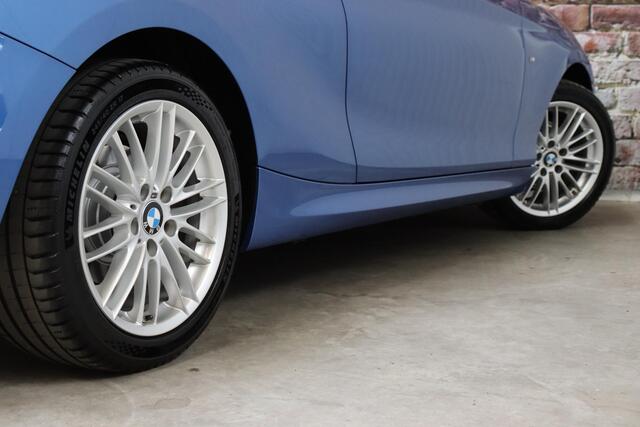 BMW 1-SERIE 118i High Executive M Sport Pakket Automaat 3 deur / Navigatiesysteem Professional / Achteruitrijcamera / Shadow Line / Stoelverwarming / Cruise Control / Lichtpakket / Parkeersensoren voor+achter / LED / Trekhaak