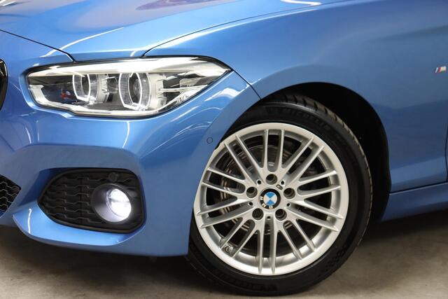 BMW 1-SERIE 118i High Executive M Sport Pakket Automaat 3 deur / Navigatiesysteem Professional / Achteruitrijcamera / Shadow Line / Stoelverwarming / Cruise Control / Lichtpakket / Parkeersensoren voor+achter / LED / Trekhaak