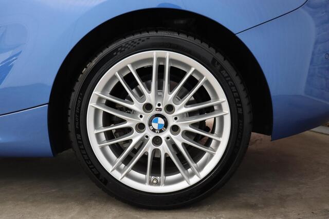 BMW 1-SERIE 118i High Executive M Sport Pakket Automaat 3 deur / Navigatiesysteem Professional / Achteruitrijcamera / Shadow Line / Stoelverwarming / Cruise Control / Lichtpakket / Parkeersensoren voor+achter / LED / Trekhaak