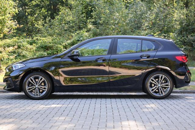 BMW 1-SERIE 116i Aut | Carplay | LED | Navi | Stuurwielverwarming | Stoelverwarming | Sportstoelen | PDC V+A | Elektrische achterklep | Etc.