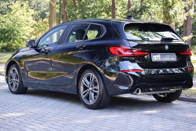 BMW 1-SERIE 116i Aut | Carplay | LED | Navi | Stuurwielverwarming | Stoelverwarming | Sportstoelen | PDC V+A | Elektrische achterklep | Etc.