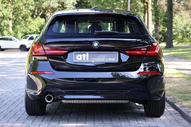 BMW 1-SERIE 116i Aut | Carplay | LED | Navi | Stuurwielverwarming | Stoelverwarming | Sportstoelen | PDC V+A | Elektrische achterklep | Etc.