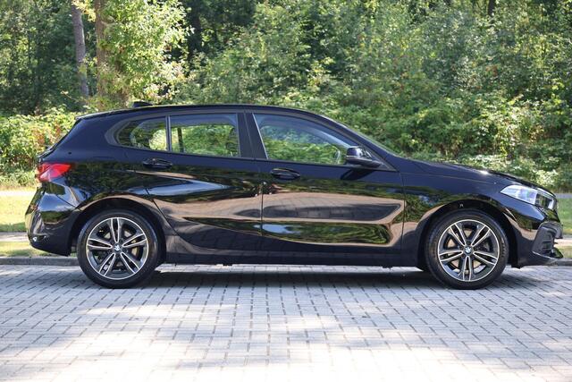 BMW 1-SERIE 116i Aut | Carplay | LED | Navi | Stuurwielverwarming | Stoelverwarming | Sportstoelen | PDC V+A | Elektrische achterklep | Etc.