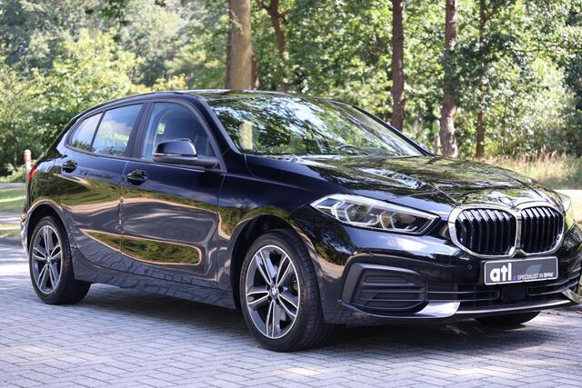 BMW 1-SERIE 116i Aut | Carplay | LED | Navi | Stuurwielverwarming | Stoelverwarming | Sportstoelen | PDC V+A | Elektrische achterklep | Etc.