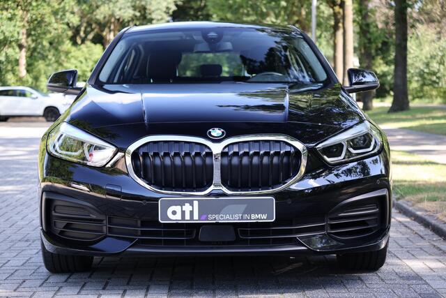 BMW 1-SERIE 116i Aut | Carplay | LED | Navi | Stuurwielverwarming | Stoelverwarming | Sportstoelen | PDC V+A | Elektrische achterklep | Etc.