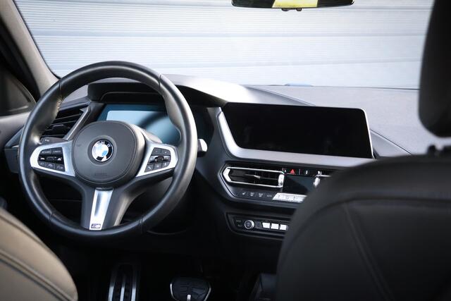 BMW 1-SERIE 118i aut. M-Sport Shadow Line Pano/Virtual Cockpit+/LED/Leder/ACC/Keyless/17"