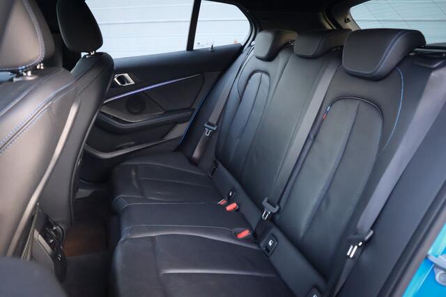 BMW 1-SERIE 118i aut. M-Sport Shadow Line Pano/Virtual Cockpit+/LED/Leder/ACC/Keyless/17"