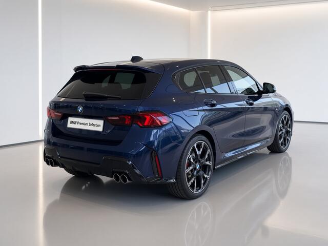 BMW 1-SERIE 120 M-Sport Pro | Zwart dak | Harman Kardon | Privacy Glass | 19" | Premium Pack