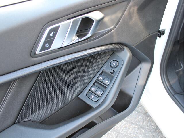 BMW 1-SERIE 118i Business Edition Sport Automaat Stoelverw./Half leder Sport int/Cruise/Climate/Carplay/Digidash/17inch