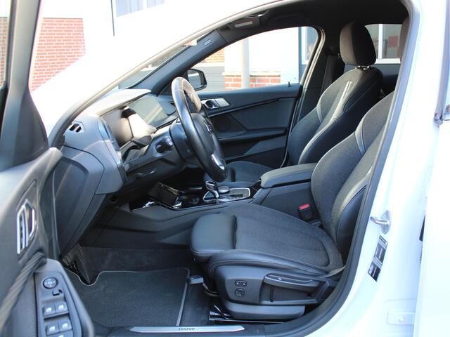 BMW 1-SERIE 118i Business Edition Sport Automaat Stoelverw./Half leder Sport int/Cruise/Climate/Carplay/Digidash/17inch