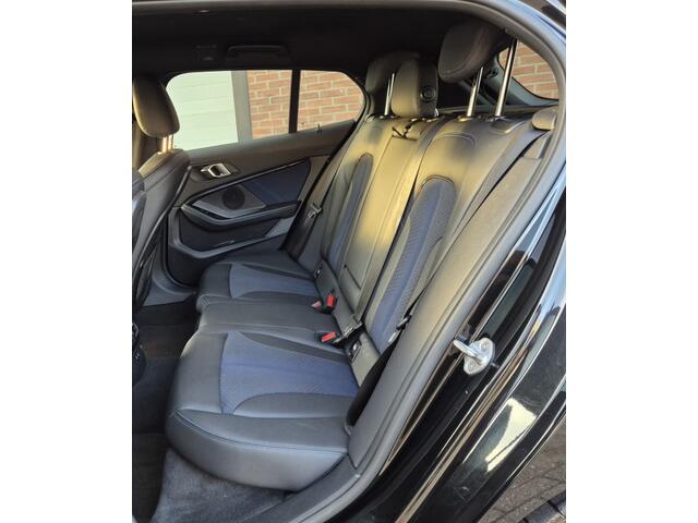 BMW 1-SERIE 118i H.EXE AUT M-SPORT C/P LEER NAVI INRUIL MOG!!!!