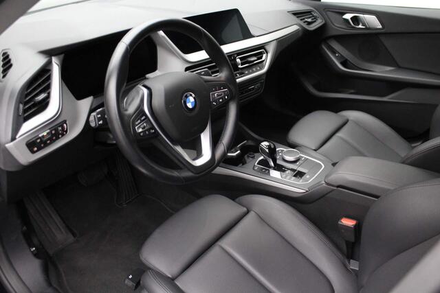 BMW 2-SERIE Gran Coupé 218i High Executive 2023 | Navigatie | Carplay | Stoelverwarming | Boekjes | 2 Sleutels | Cruise Control | Airco | Parkeersensoren | Digitaal Dashboard | Automaat
