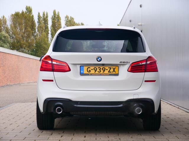 BMW 2-SERIE Active Tourer 220i 192pk Executive Edition M-pakket Automaat Headup display / 18 Inch / M-Pakket / Trekhaak