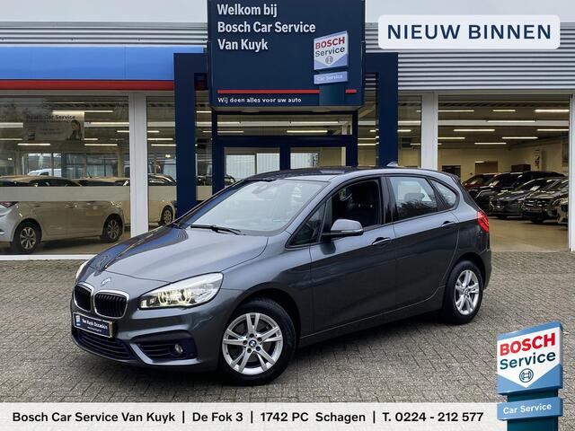 BMW 2-SERIE Active Tourer 218i High Executive / Automaat / NL-Auto / 92.000 Km / 1-Ste Eigenaar / Dealer-Onderhouden / Vol-Leder / Harman-Kardon / Head-Up Display / LED / DAB / Navi / Camera / Stoelverwarming / Adaptieve Cruise-Control / E-Achterklep / PDC / LMV 16' 