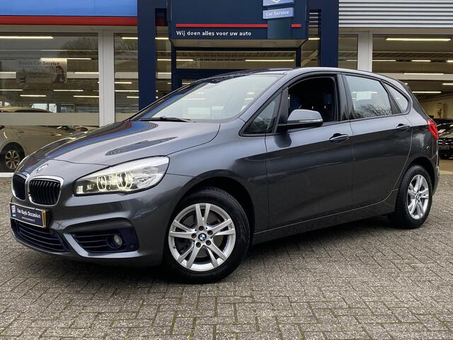 BMW 2-SERIE Active Tourer 218i High Executive / Automaat / NL-Auto / 92.000 Km / 1-Ste Eigenaar / Dealer-Onderhouden / Vol-Leder / Harman-Kardon / Head-Up Display / LED / DAB / Navi / Camera / Stoelverwarming / Adaptieve Cruise-Control / E-Achterklep / PDC / LMV 16' 