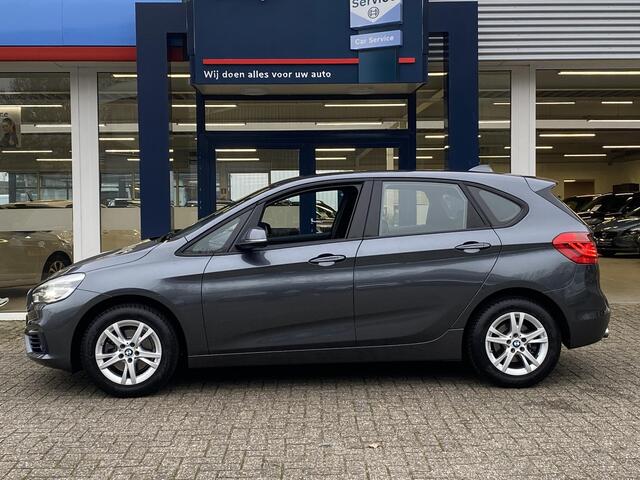 BMW 2-SERIE Active Tourer 218i High Executive / Automaat / NL-Auto / 92.000 Km / 1-Ste Eigenaar / Dealer-Onderhouden / Vol-Leder / Harman-Kardon / Head-Up Display / LED / DAB / Navi / Camera / Stoelverwarming / Adaptieve Cruise-Control / E-Achterklep / PDC / LMV 16' 