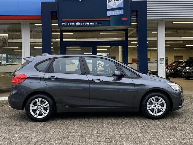 BMW 2-SERIE Active Tourer 218i High Executive / Automaat / NL-Auto / 92.000 Km / 1-Ste Eigenaar / Dealer-Onderhouden / Vol-Leder / Harman-Kardon / Head-Up Display / LED / DAB / Navi / Camera / Stoelverwarming / Adaptieve Cruise-Control / E-Achterklep / PDC / LMV 16' 