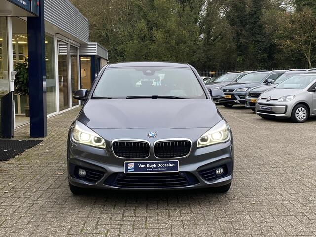 BMW 2-SERIE Active Tourer 218i High Executive / Automaat / NL-Auto / 92.000 Km / 1-Ste Eigenaar / Dealer-Onderhouden / Vol-Leder / Harman-Kardon / Head-Up Display / LED / DAB / Navi / Camera / Stoelverwarming / Adaptieve Cruise-Control / E-Achterklep / PDC / LMV 16' 