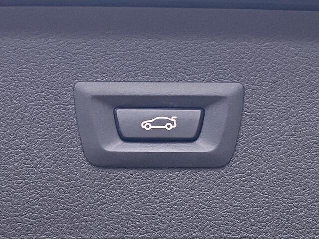 BMW 2-SERIE Active Tourer 218i High Executive / Automaat / NL-Auto / 92.000 Km / 1-Ste Eigenaar / Dealer-Onderhouden / Vol-Leder / Harman-Kardon / Head-Up Display / LED / DAB / Navi / Camera / Stoelverwarming / Adaptieve Cruise-Control / E-Achterklep / PDC / LMV 16' 