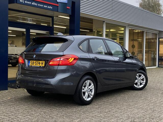 BMW 2-SERIE Active Tourer 218i High Executive / Automaat / NL-Auto / 92.000 Km / 1-Ste Eigenaar / Dealer-Onderhouden / Vol-Leder / Harman-Kardon / Head-Up Display / LED / DAB / Navi / Camera / Stoelverwarming / Adaptieve Cruise-Control / E-Achterklep / PDC / LMV 16' 