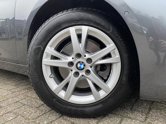 BMW 2-SERIE Active Tourer 218i High Executive / Automaat / NL-Auto / 92.000 Km / 1-Ste Eigenaar / Dealer-Onderhouden / Vol-Leder / Harman-Kardon / Head-Up Display / LED / DAB / Navi / Camera / Stoelverwarming / Adaptieve Cruise-Control / E-Achterklep / PDC / LMV 16' 