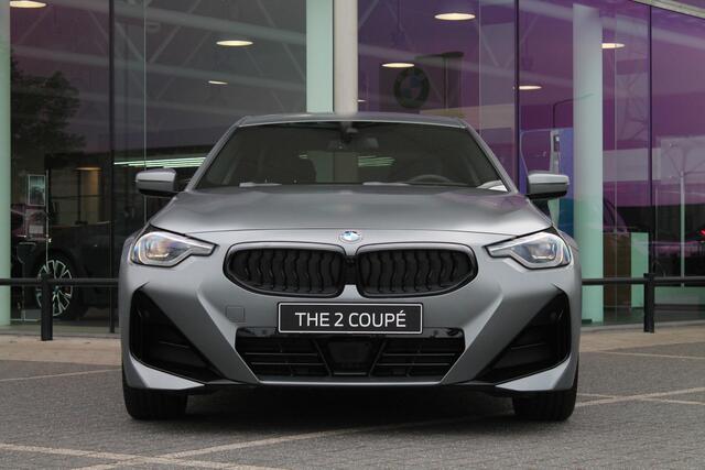 BMW 2-SERIE Coupé 220i High Executive M Sport Automaat / Live Cockpit Professional / Stoelverwarming / Adaptieve LED / Parking Assistant / Active Cruise Control / M Sportonderstel