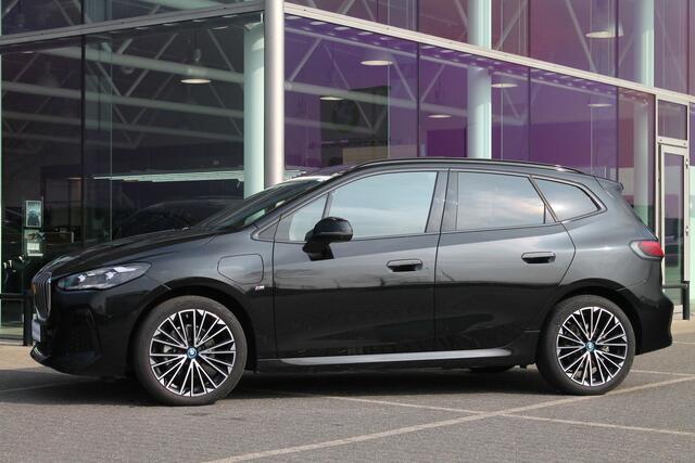 BMW 2-SERIE Active Tourer 225e xDrive High Executive M Sport Automaat / Panoramadak / Adaptief M Onderstel / Sportstoelen / Stoelverwarming / Adaptieve LED / Parking Assistant Plus / Head-Up / Live Cockpit Professional