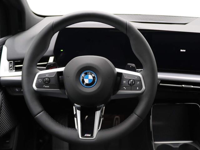 BMW 2-SERIE Active Tourer 225e xDrive M Sportpakket Travel Pack / Panoramadak / Trekhaak / Verwarmde Voorstoelen / Achteruitrijcamera / 18''