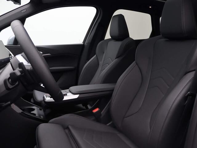 BMW 2-SERIE Active Tourer 225e xDrive M Sportpakket Travel Pack / Panoramadak / Trekhaak / Verwarmde Voorstoelen / Achteruitrijcamera / 18''