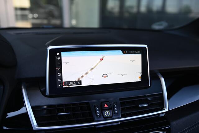BMW 2-SERIE Active Tourer 218i High Executive Sport Line Automaat / Panoramadak / Achteruitrijcamera / Sportstoelen / Head-Up / LED / Stoelverwarming