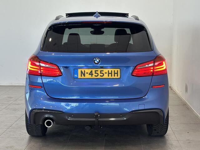 BMW 2-SERIE Active Tourer 218i High Executive | M Sport | Panoramadak | Trekhaak afneembaar | Parkeersensoren voor, achter en achteruitrijcamera