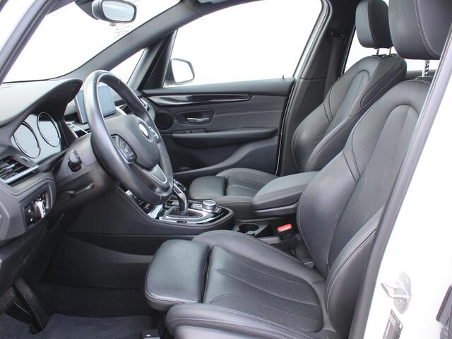 BMW 2-SERIE Active Tourer 220i High Executive Edition AUTOMAAT / Lederen Bekleding / Navigatie / Elektrisch Schuif-/Kanteldak / Elektrisch Bedienbare Achterklep / Head-Up Display /