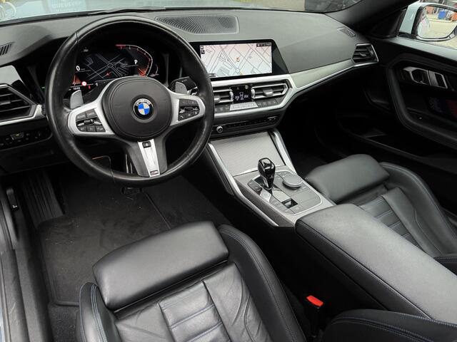 BMW 2-SERIE Coupé 220i High Executive M Sport Pro NL-Auto! | Carbon Pakket | Schuif-/Kanteldak | Stuur- + Stoelverwarming | M Sportstoelen | Apple Carplay/Android Auto | 19'' Velgen | Rijklaarprijs!