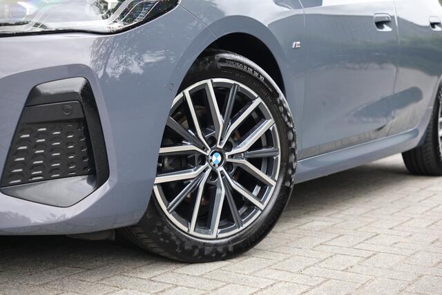 BMW 2-SERIE Active Tourer 218i M-Sportpakket, Head-Up Display, Driving Assistant Plus, BMW Live Cockpit Plus, Grootlichtassistent, Shadowline hoogglans, Stoelverwarming vóór, Achterbank met verstelbare rugleuningen, Alcantara bekleding, voorbereiding stuurwielverwarm