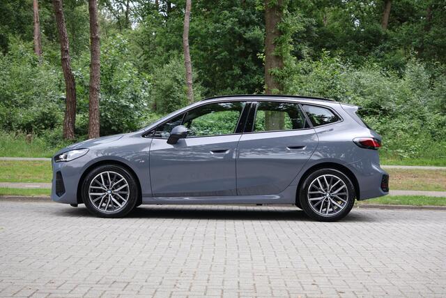 BMW 2-SERIE Active Tourer 218i M-Sportpakket, Head-Up Display, Driving Assistant Plus, BMW Live Cockpit Plus, Grootlichtassistent, Shadowline hoogglans, Stoelverwarming vóór, Achterbank met verstelbare rugleuningen, Alcantara bekleding, voorbereiding stuurwielverwarm