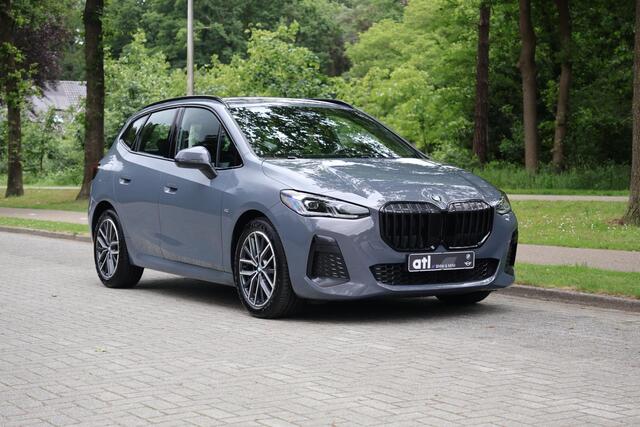 BMW 2-SERIE Active Tourer 218i M-Sportpakket, Head-Up Display, Driving Assistant Plus, BMW Live Cockpit Plus, Grootlichtassistent, Shadowline hoogglans, Stoelverwarming vóór, Achterbank met verstelbare rugleuningen, Alcantara bekleding, voorbereiding stuurwielverwarm