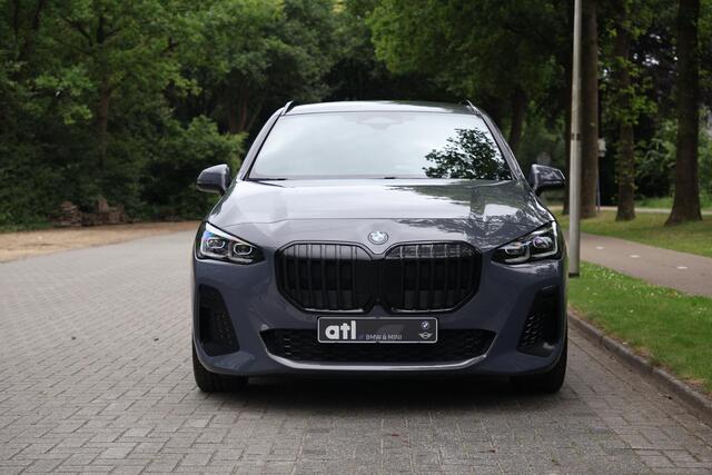 BMW 2-SERIE Active Tourer 218i M-Sportpakket, Head-Up Display, Driving Assistant Plus, BMW Live Cockpit Plus, Grootlichtassistent, Shadowline hoogglans, Stoelverwarming vóór, Achterbank met verstelbare rugleuningen, Alcantara bekleding, voorbereiding stuurwielverwarm