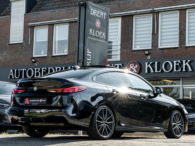 BMW 2-SERIE Gran Coupé 218i High Executive M-Sport ORG NL PANO HUD HIFI SHADOW 19 INCH SCHAALSTOEL M PERF REMMEN