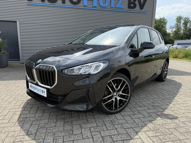 BMW 2-SERIE Active Tourer 225e xDrive Trekhaak Achteruitrijcamera Sportstoelen Carplay PDC LED 19 Inch DAB BMW Live Cockpit Plus