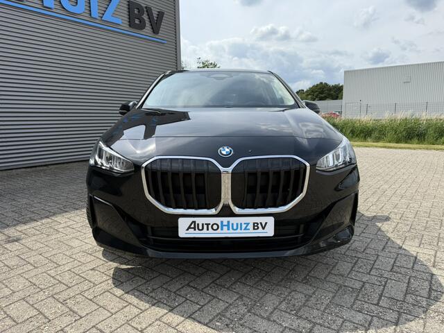 BMW 2-SERIE Active Tourer 225e xDrive Trekhaak Achteruitrijcamera Sportstoelen Carplay PDC LED 19 Inch DAB BMW Live Cockpit Plus