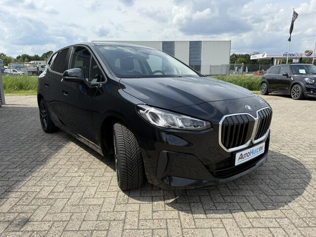 BMW 2-SERIE Active Tourer 225e xDrive Trekhaak Achteruitrijcamera Sportstoelen Carplay PDC LED 19 Inch DAB BMW Live Cockpit Plus