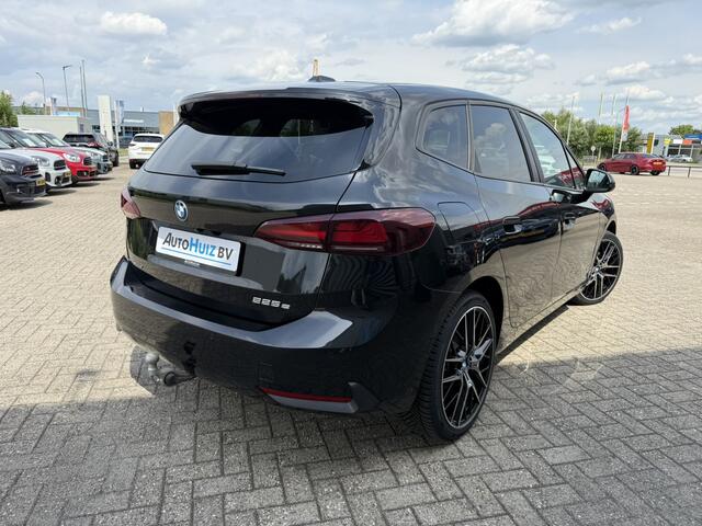 BMW 2-SERIE Active Tourer 225e xDrive Trekhaak Achteruitrijcamera Sportstoelen Carplay PDC LED 19 Inch DAB BMW Live Cockpit Plus