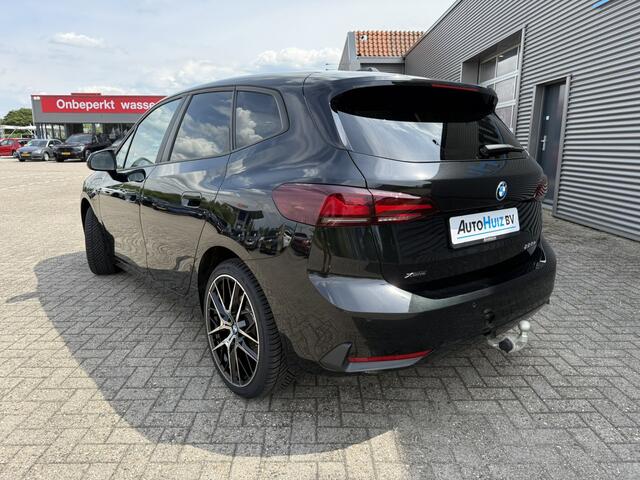 BMW 2-SERIE Active Tourer 225e xDrive Trekhaak Achteruitrijcamera Sportstoelen Carplay PDC LED 19 Inch DAB BMW Live Cockpit Plus