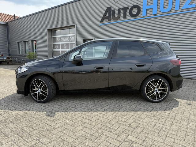 BMW 2-SERIE Active Tourer 225e xDrive Trekhaak Achteruitrijcamera Sportstoelen Carplay PDC LED 19 Inch DAB BMW Live Cockpit Plus