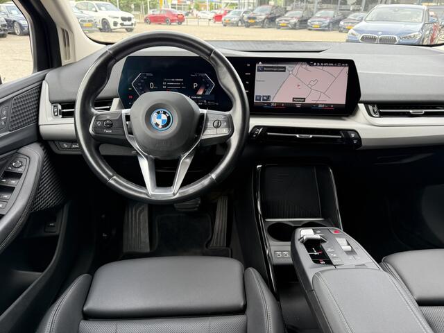 BMW 2-SERIE Active Tourer 225e xDrive Trekhaak Achteruitrijcamera Sportstoelen Carplay PDC LED 19 Inch DAB BMW Live Cockpit Plus