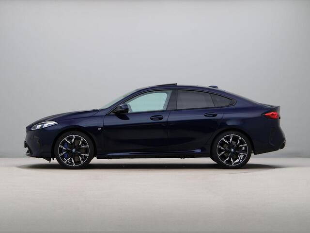 BMW 2-SERIE 220 Gran Coupé | Glazendak | 19inch | Elektrisch verstelbare stoelen | Panoramadak | Trekhaak