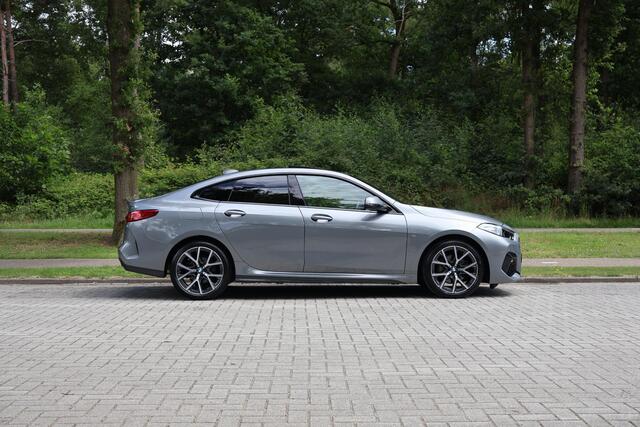 BMW 2-SERIE Gran Coupé 218i M-Sportpakket, M-aerodynamiek-kit,Panoramadak, Adaptief Cruise Control, DAB, LED, Grootlichtassistent, Navigatie, Stoelverwarming, M-Sportbesturing, Sportstoelen, BMW Live Cockpit, etc.
