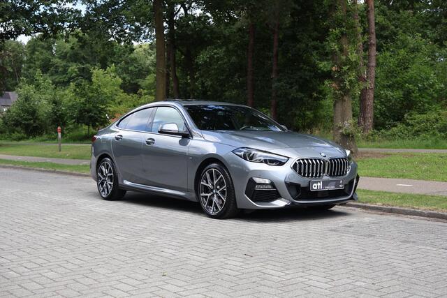 BMW 2-SERIE Gran Coupé 218i M-Sportpakket, M-aerodynamiek-kit,Panoramadak, Adaptief Cruise Control, DAB, LED, Grootlichtassistent, Navigatie, Stoelverwarming, M-Sportbesturing, Sportstoelen, BMW Live Cockpit, etc.